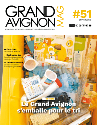 Ceci est la couverture du magazine Grand Avignon numéro 51. Elle représente un bac jaune de tri des déchets vu de dessus, avec plusieurs emballages à l'intérieur de celui-ci. 