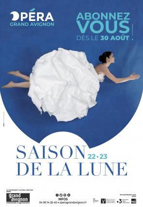 Ceci est la photo de couverture du programme de l'Opéra. On y voit une femme, habillée d'un nuage, sur fond bleu qui vole