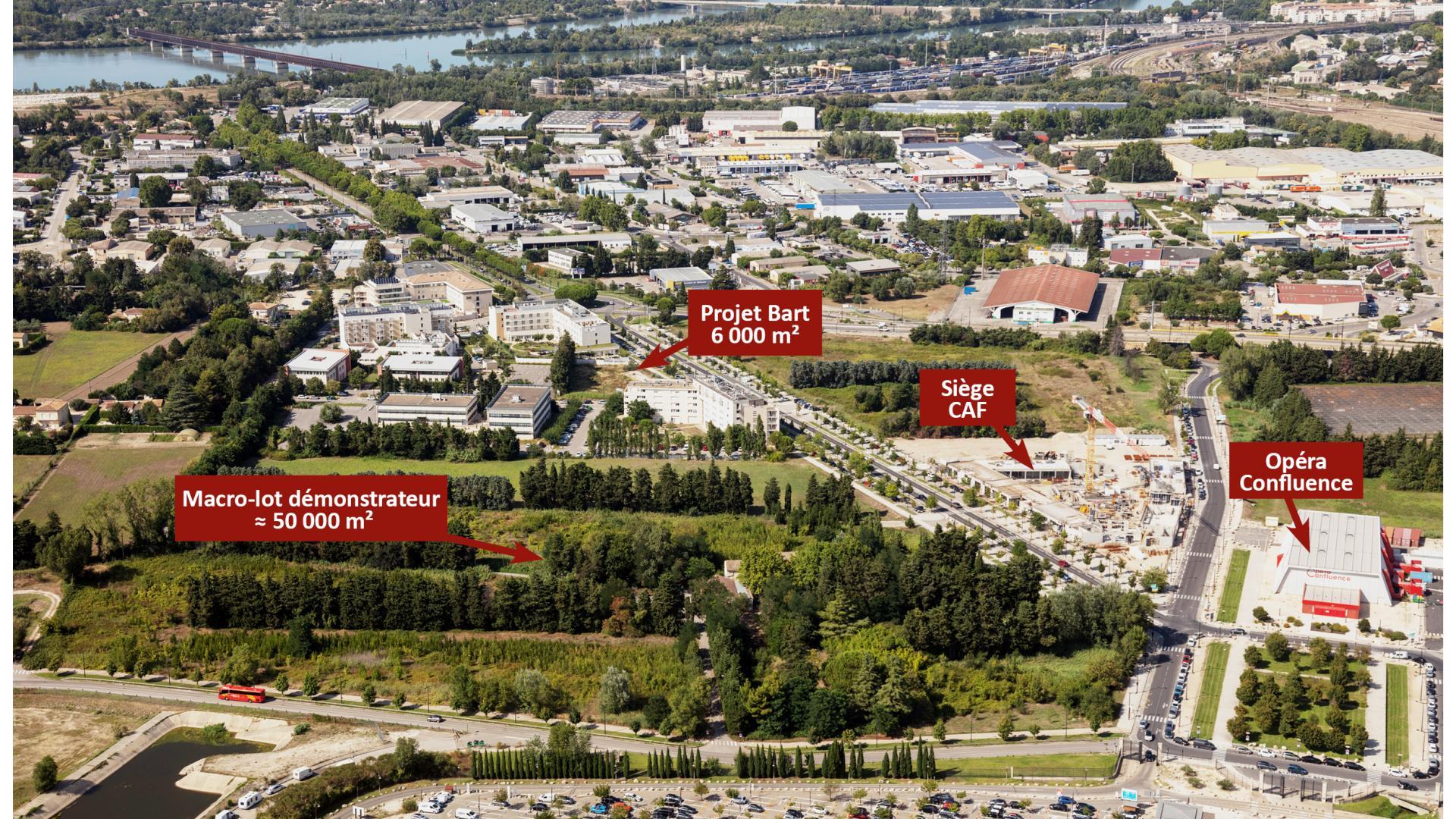 Ceci est une photo aérienne de la zone Avignon Confluences qui montre l'emplacement des futurs projets